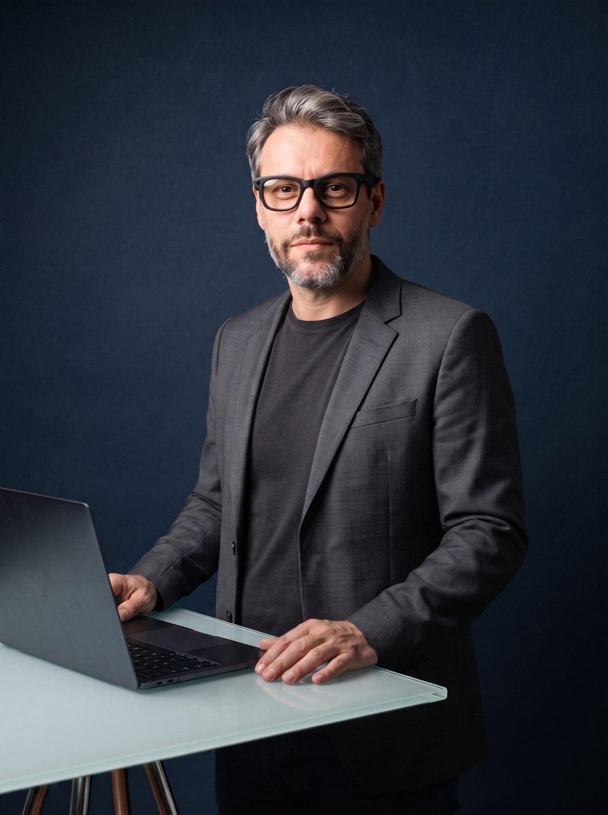 Retrato de Rafael Kosoniscs, fundador e diretor criativo da Metakiase